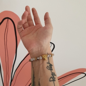 Bracelet "Prospérité & Joie" en agate grise - Charm léopard doré