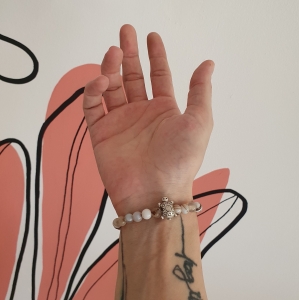 Bracelet "Prospérité & Joie" en agate grise - Charm tortue argentée